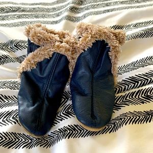 Robeez baby booties, navy, size 0-6 mo
